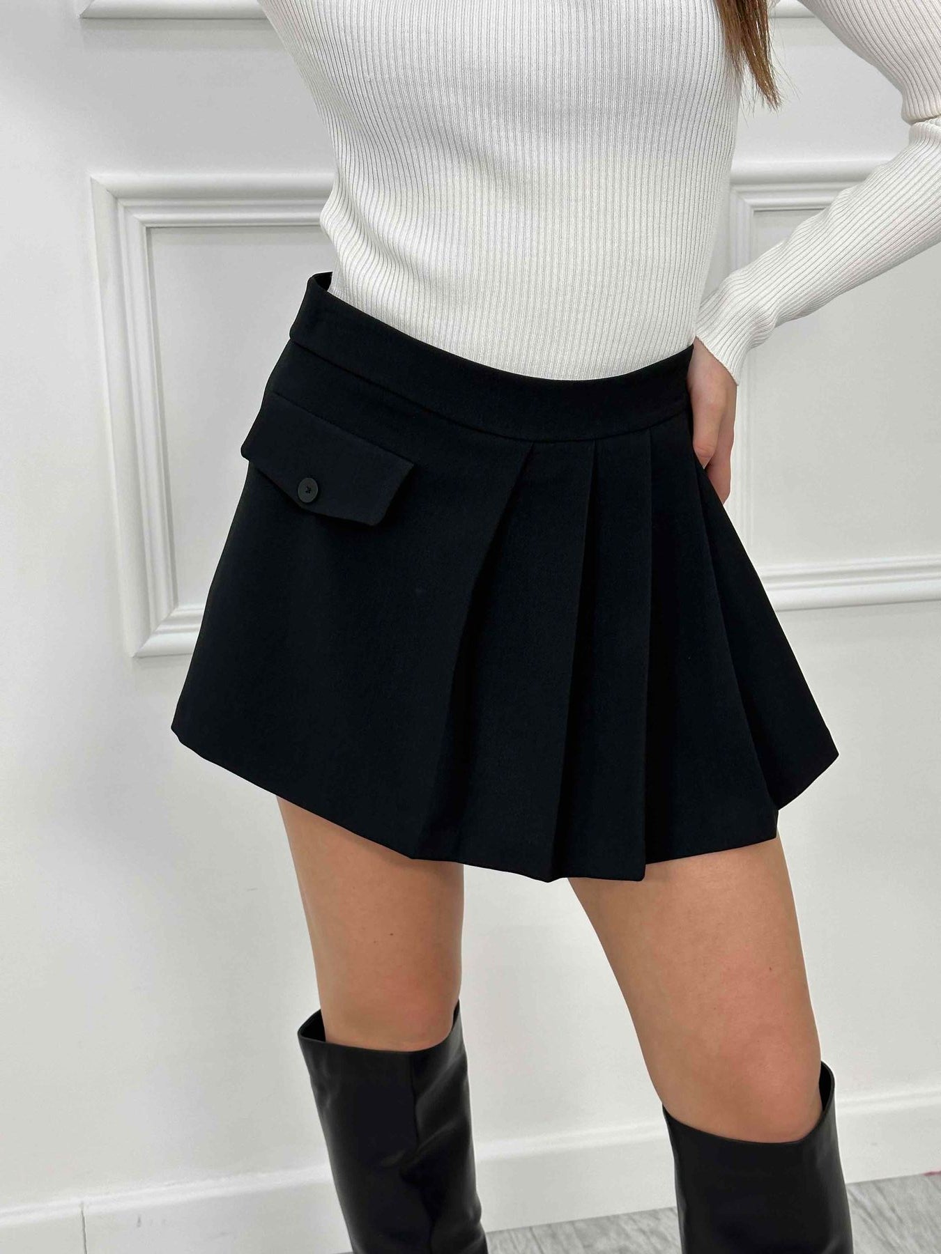 Gonna a pantaloncino con taschino e plisse' VCT02