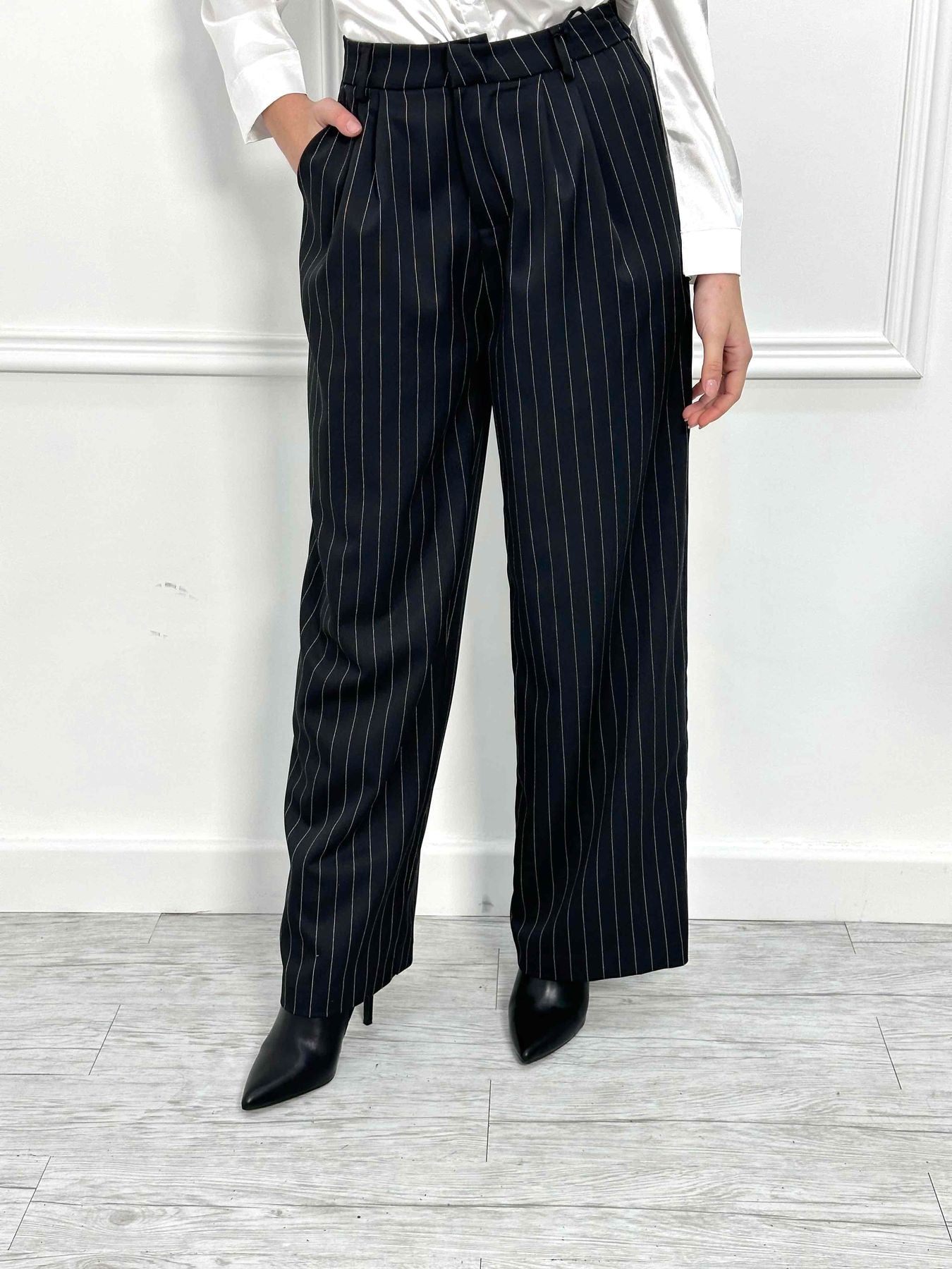 Pantalone a palazzo con elastico in vita a rigo di gesso VCT38